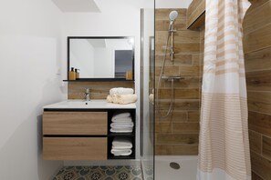 Shower, hair dryer, towels, toilet paper - Le Duplex du Castel haut - Escapade Tarnaise (CASTELNAU DE MONTMIRAL)