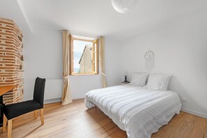 3 bedrooms, desk, iron/ironing board, travel cot - Le Duplex du Castel haut - Escapade Tarnaise (CASTELNAU DE MONTMIRAL)