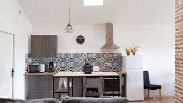 Réfrigérateur, micro-ondes, four, plaque de cuisson