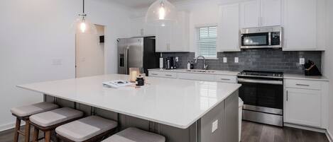 冷蔵庫、電子レンジ、オーブン、コンロ