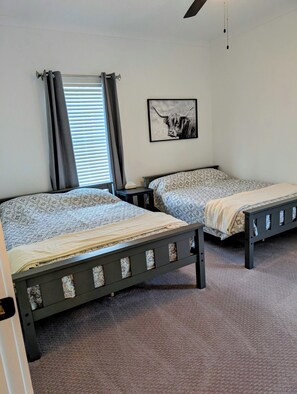 3 dormitorios, escritorio, tabla de planchar con plancha y cuna de viaje