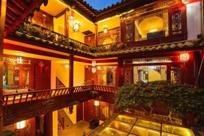 Property grounds - Yina Inn (Lijiang Ancient City Dashuiche) (Lijiang)