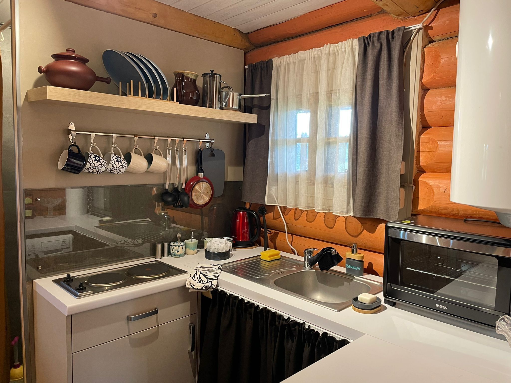 Fridge, oven, stovetop, electric kettle