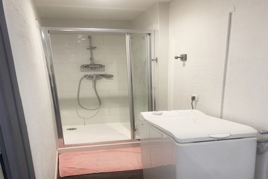 Douche, serviettes fournies, papier toilette