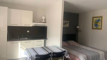 1 bedroom, desk, iron/ironing board, WiFi