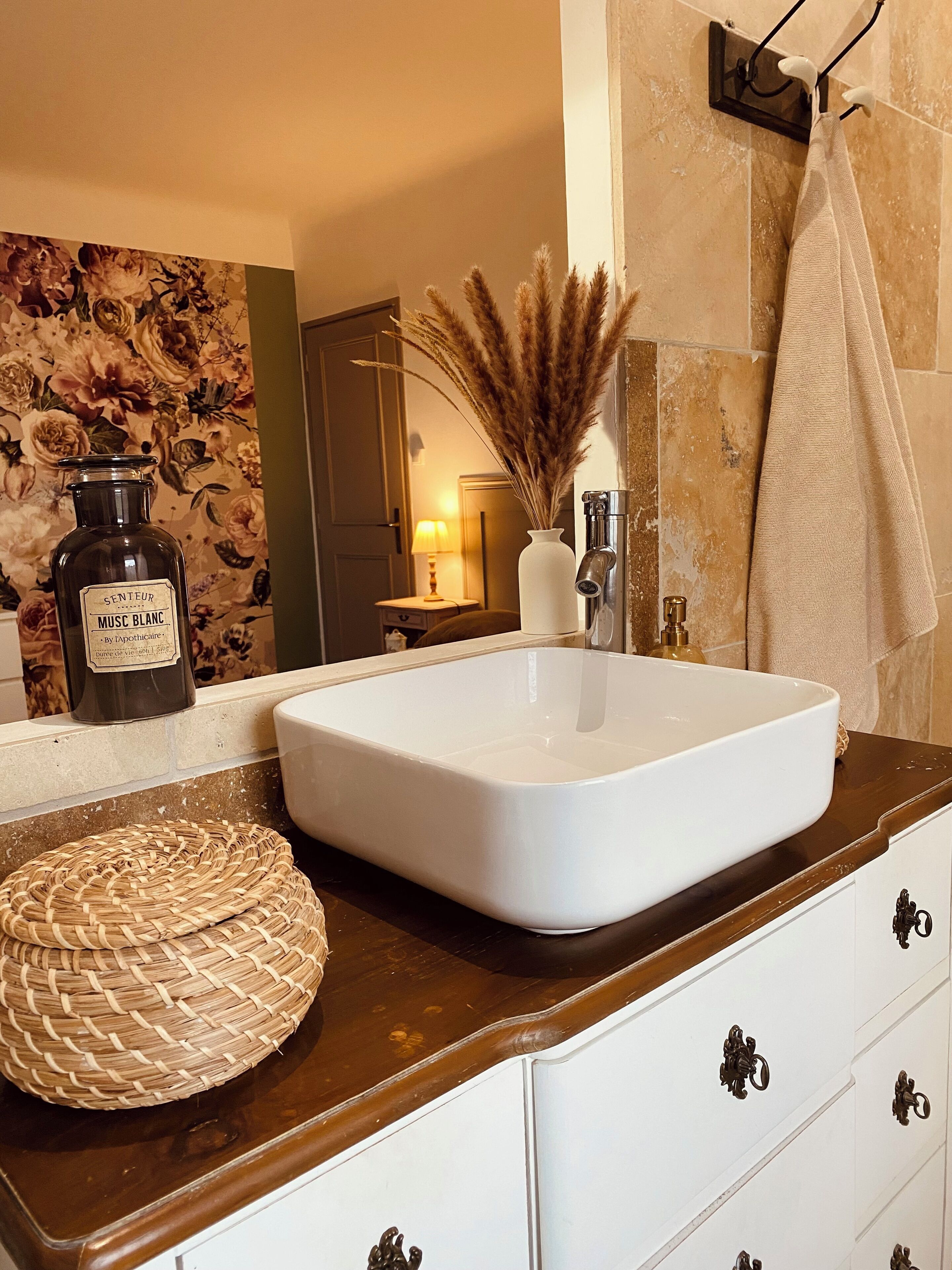 Secadora de cabello, toallas, jabón, papel de baño 