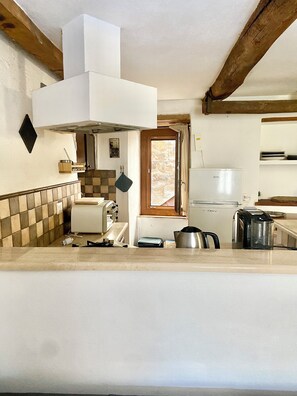 Fridge, oven, stovetop, coffee/tea maker - Alley No. 3 Cozy sky-high apartment in the center (Bolsena)