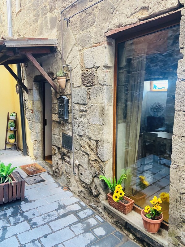 Exterior detail - Alley No. 3 Cozy sky-high apartment in the center (Bolsena)