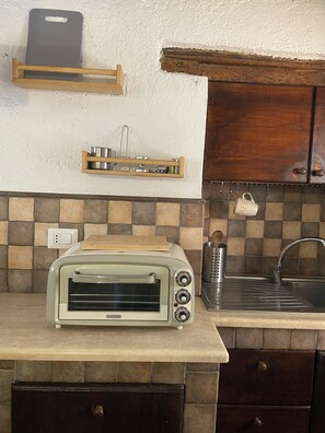 Fridge, oven, stovetop, coffee/tea maker