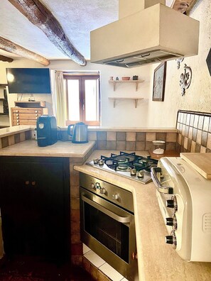 Frigorífico, horno, placa de cocina y cafetera o tetera
