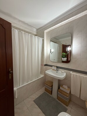 Bidet, toallas, jabón, papel de baño