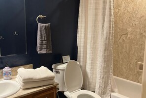 Een douche, een haardroger, handdoeken, zeep