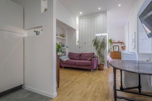 Appartamento, patio | Area soggiorno | TV a schermo piatto 32 pollici con canali via cavo