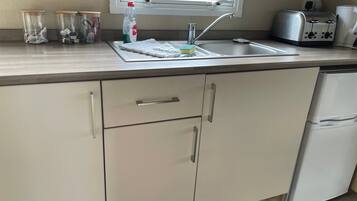 Cabin | Private kitchen | Fridge, microwave, oven, stovetop