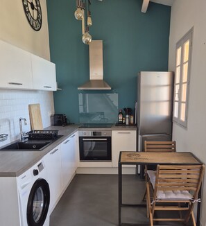 Jääkaappi, uuni, astianpesukone, kahvin-/teenkeitin