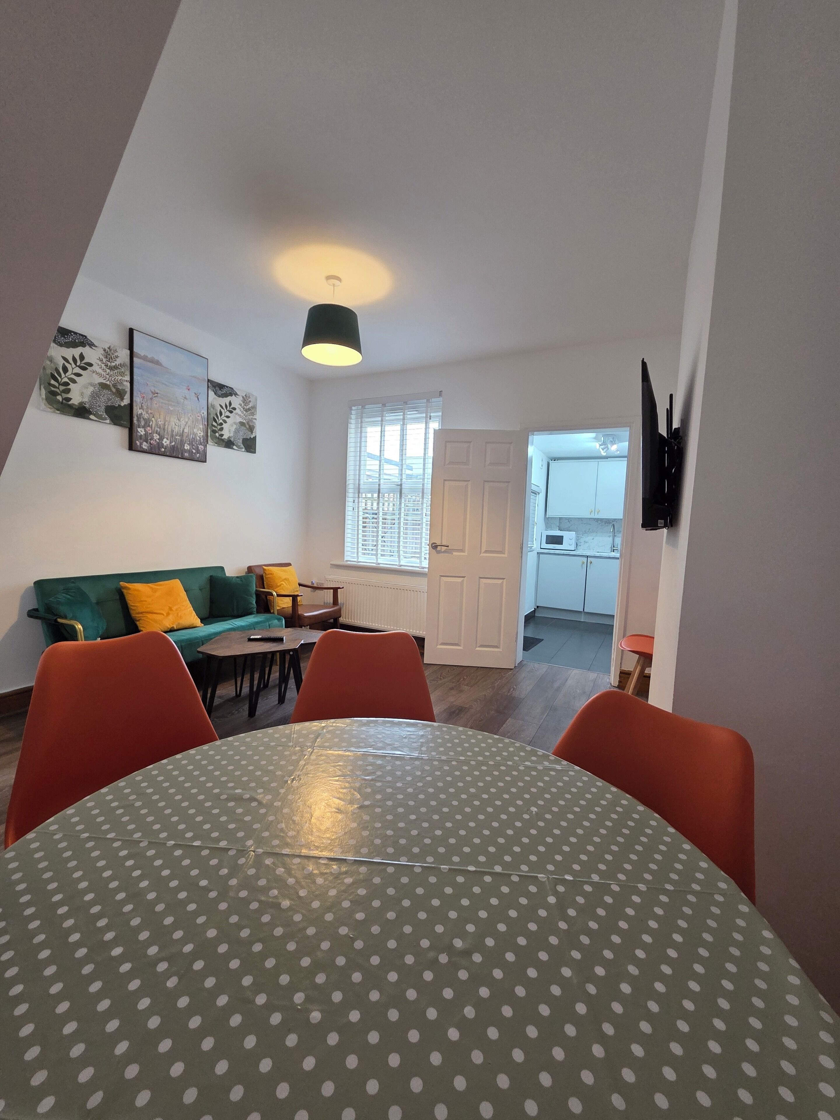 Fantastic 3 Bedroom House. 2 Mins Walk From Train Station. 10 Mins From Gatwick - Crawley
