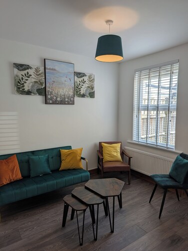 6 minutes from Gatwick Airport.  33 minutes from Central London by train. 