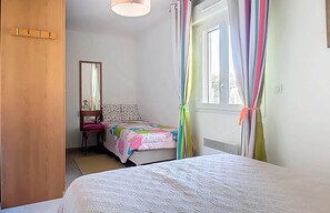 2 bedrooms, iron/ironing board, WiFi