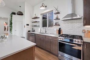 Kjøleskap, mikrobølgeovn, ovn og kokeplater