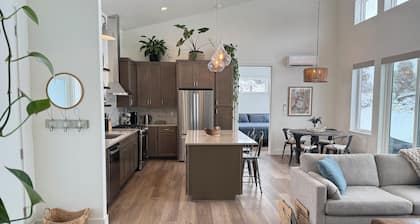 Tranquil Wellness Oasis-Barrel Sauna/Cold Plunge/RedLite/Juicer/Walking Paths