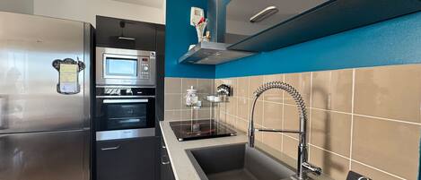 Fridge, microwave, oven, coffee/tea maker