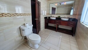 Serviettes fournies, papier toilette