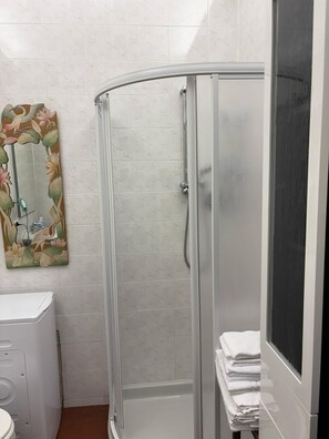 Shower, hair dryer, bidet, towels - Panoramic apartment overlooking Florence, with garden, private loggia and car parking space (Toscana)