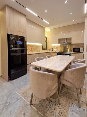 Kylskåp, mikrovågsugn, ugn och spishäll