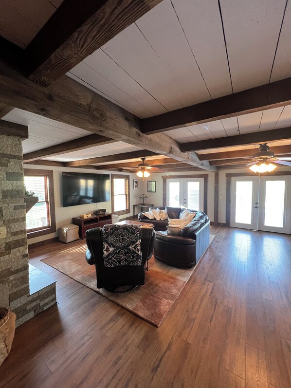 Smart TV, fireplace, foosball, books - 3 br  3 bath spacious home 1 mi from Robbinsville with WiFi, AC and 2 car garage (Robbinsville)