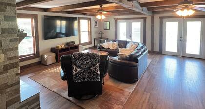 3 br 3 bath spacious home 1 mi from Robbinsville with WiFi, AC and 2 car garage