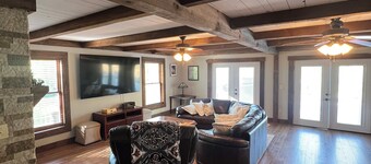 3 br 3 bath spacious home 1 mi from Robbinsville with WiFi, AC and 2 car garage