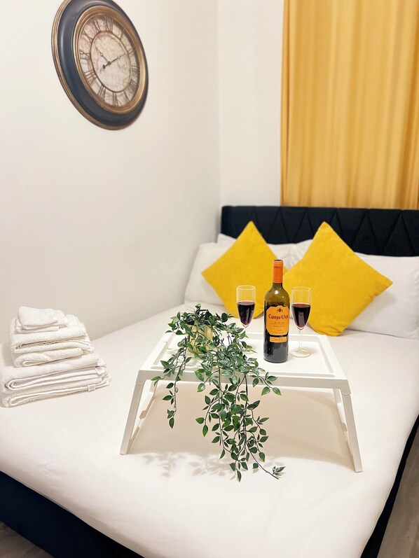 1 habitación, tabla de planchar con plancha, wifi y ropa de cama