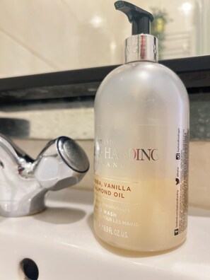 Regadera, secadora de cabello, toallas, jabón