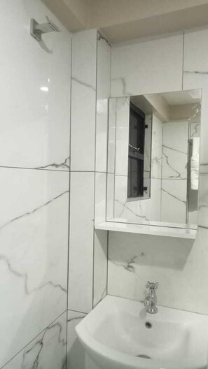 Shower, slippers, towels, soap - Kenzi Suites (Kisii)