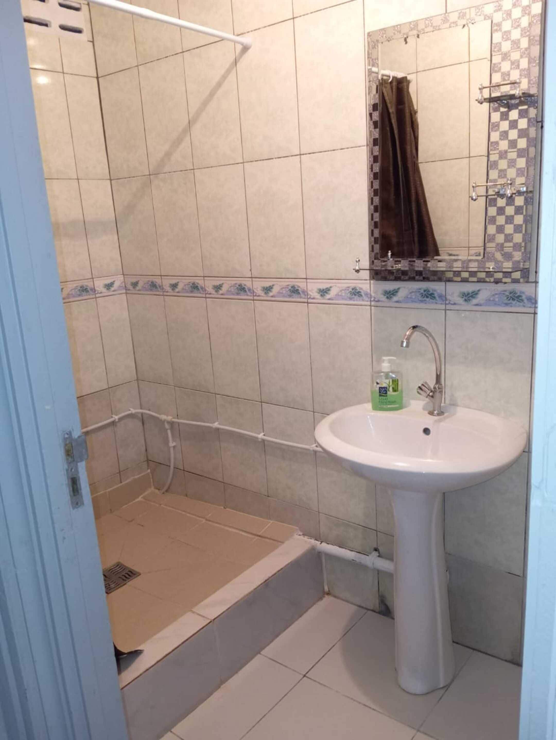 Regadera, toallas, papel de baño 