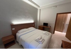 Eenvoudige kamer, 1 twee- of 2 eenpersoonsbedden | Een bureau