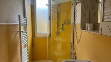 Basic-Doppel- oder -Zweibettzimmer | Badezimmer