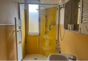 Basic-Doppel- oder -Zweibettzimmer | Badezimmer