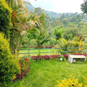 Property grounds - VALLEY VIEW INN, Kotagiri (Kotagiri)