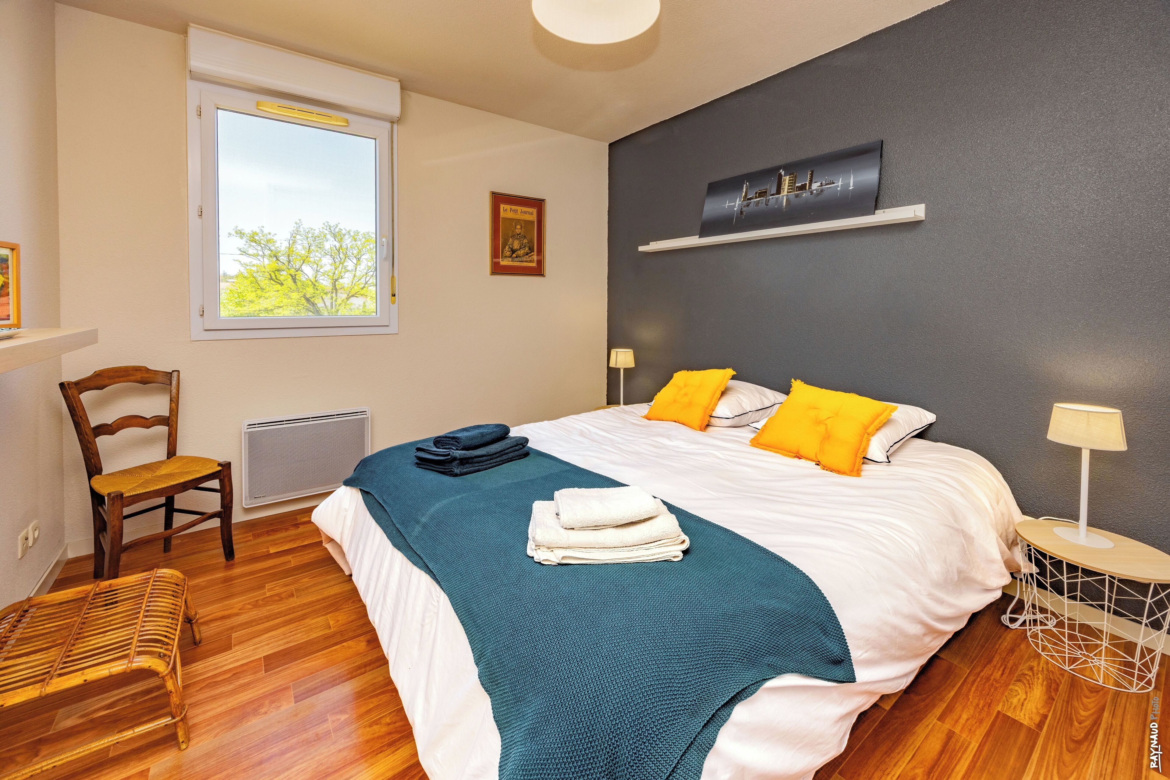 2 bedrooms, iron/ironing board, internet