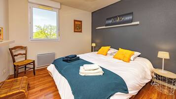 2 bedrooms, iron/ironing board, internet