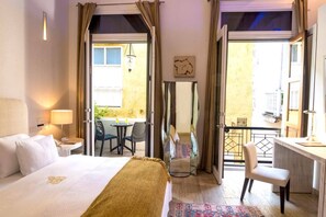 7 chambres, coffres-forts dans les chambres, fer et planche à repasser
