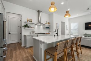 Køleskab, mikrobølgeovn, ovn, kogeplade