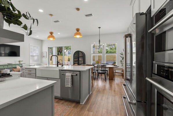 Køleskab, mikrobølgeovn, ovn, kogeplade