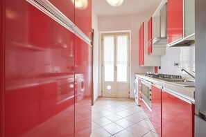 Fridge, oven, stovetop, dishwasher - Il Corallo Rosso - Two Bedroom Apartment, Sleeps 4 (Alassio)