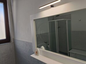 Shower, hair dryer, towels, soap - Mille Lire B&B  (Palermo)