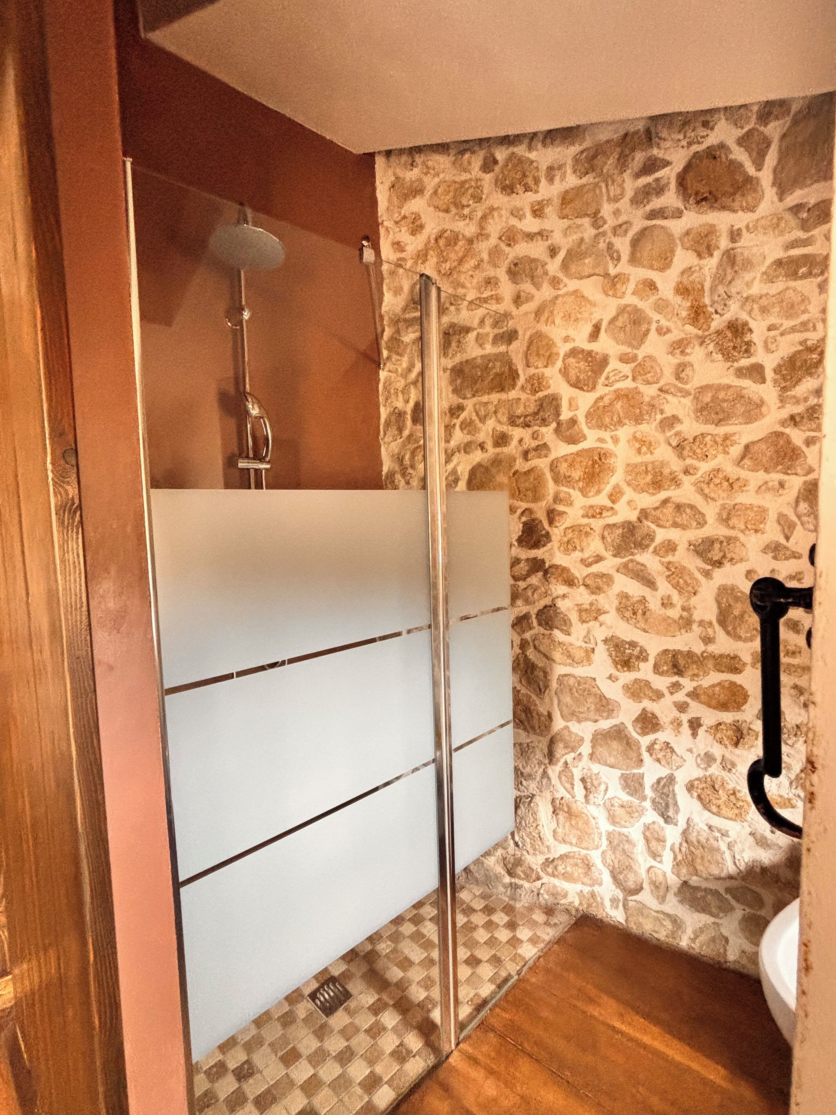 Serviettes fournies, papier toilette