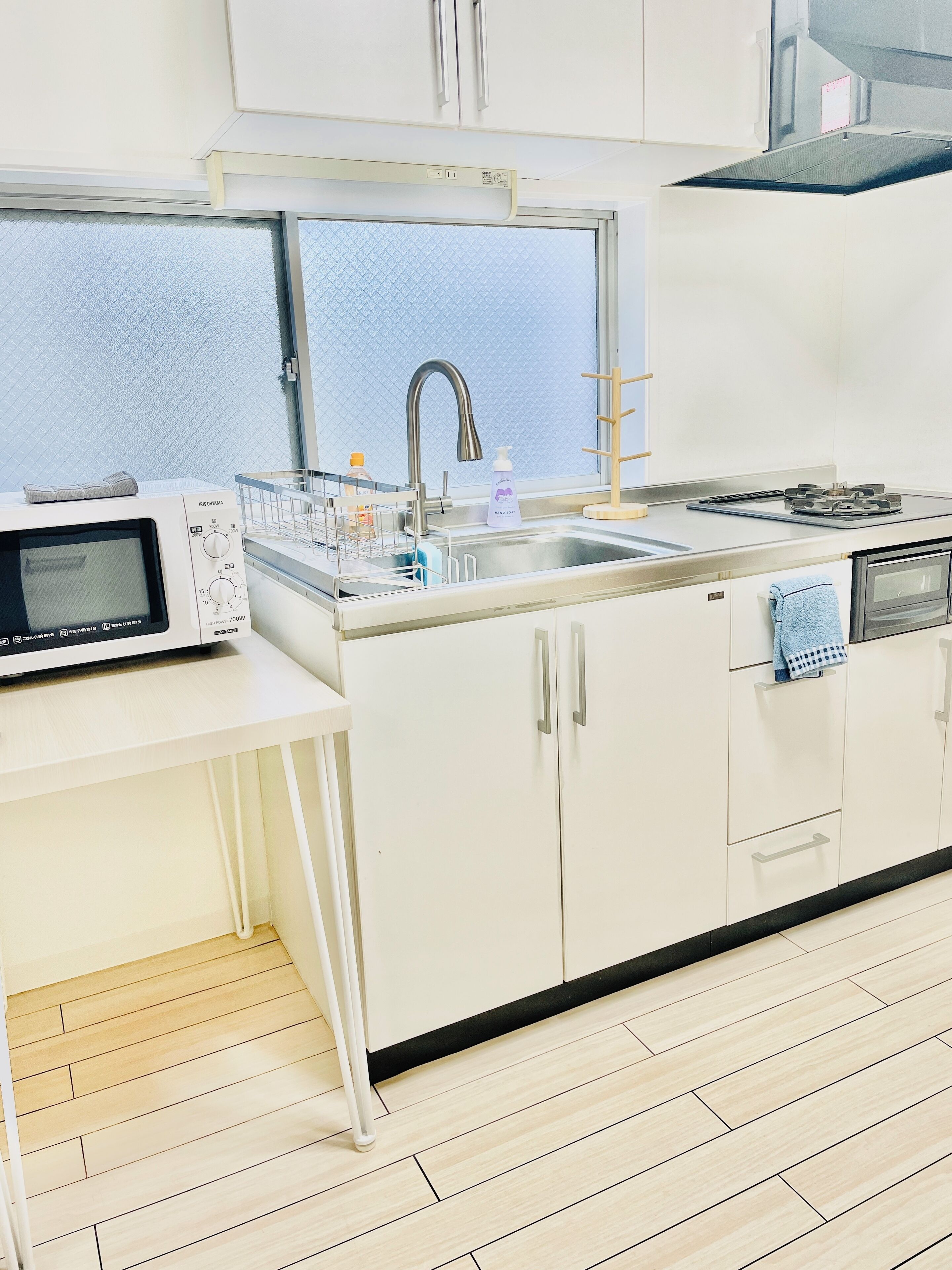 ثلاجة، ميكروويف، موقد طهي مسطح، غلّاية كهربائية