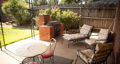 SAFB, MSU, MEDICAL DISTRICT, GOLFING Mid Century style & beautiful backyard