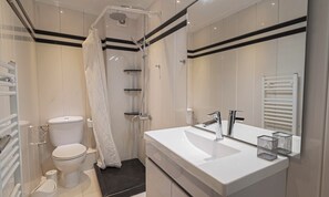 Ducha, secador de pelo, bidet, toallas